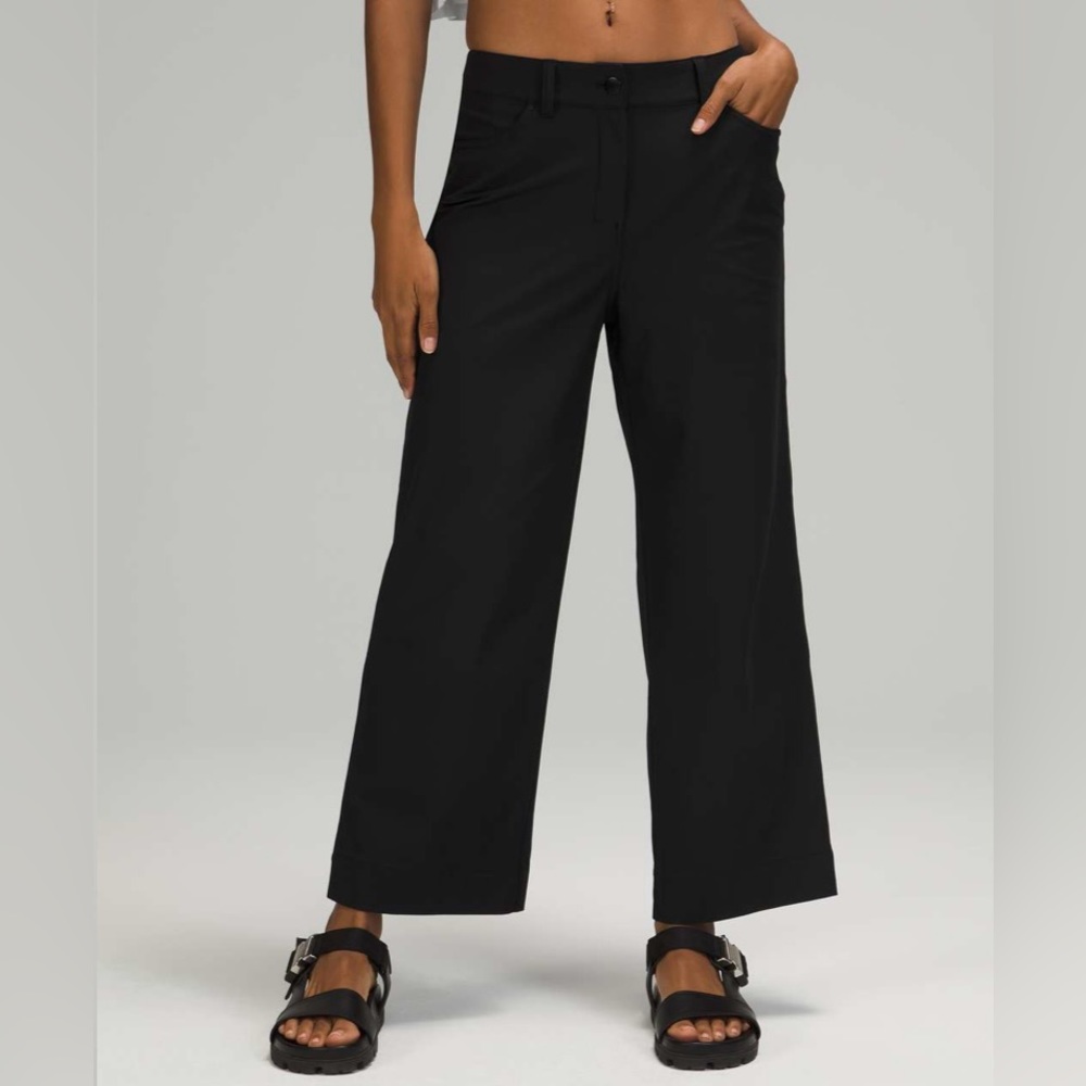 Lululemon City Sleek 5 pocket wide leg high rise 7/8 length pant. Size 26.